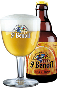 Фирменная бутылка пива и бокал St Benoit Blonde