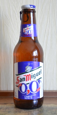 Фирменная бутылка пива San Miguel 0,0%