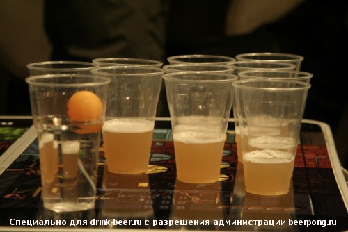 Пиво налито, стаканы расставлены, шарик летит – на фото игра в beerpong