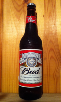Фирменная бутылка пива Bud