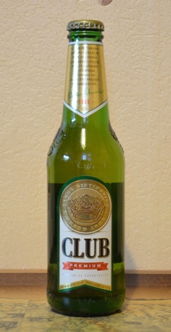 Фирменная бутылка пива Club Premium