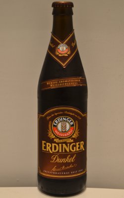 Фирменная стеклянная бутылочка темного немецкого нефильтрованного пшеничного пива Erdinger Dunkel