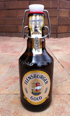 Фирменная бутылка пива Flensburger Gold