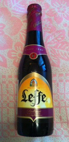 Фирменная бутылка пива Leffe Radieuse