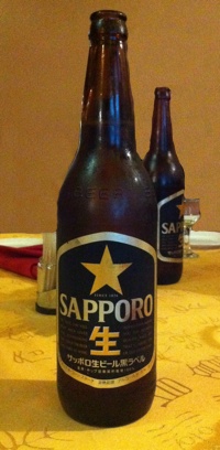 Фирменная бутылка пива Sapporo Premium Beer