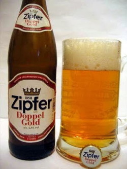 Фирменная бутылка и бокал австрийского пива Zipfer Doppel Gold