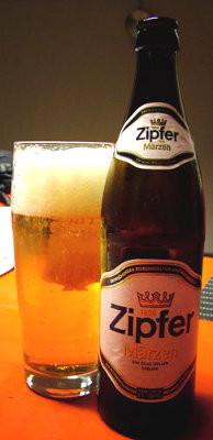 Фирменная бутылочка и бокальчик австрийского пива Zipfer Marzen