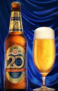 Пиво Балтика 20 Юбилейное - постановочное фото бокала и бутылки Балтики №20